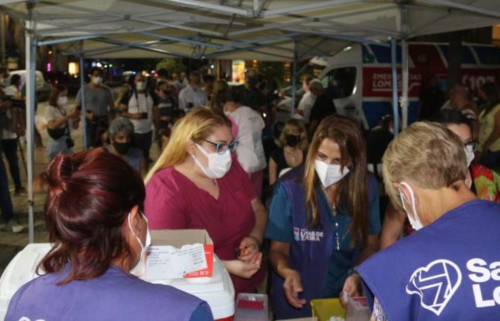 En Italia y Colombres, los vecinos se acercaron desde las 20.