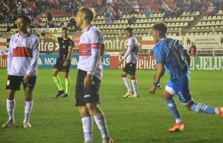 Franco Ayunta festeja su gol de cabeza.