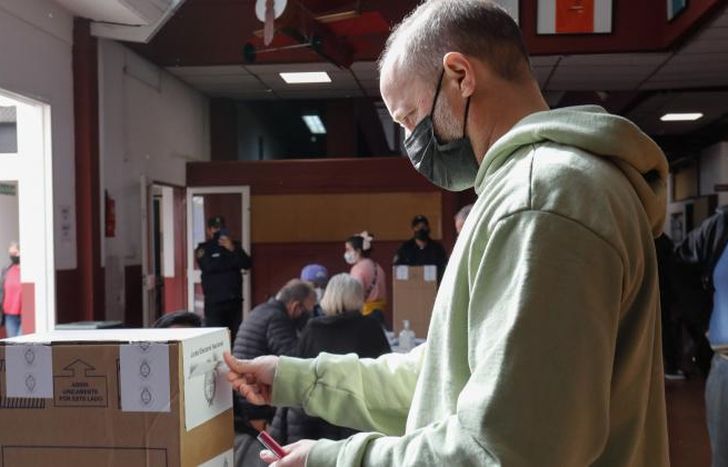 Martín Insaurralde votó en el Colegio Balmoral de Banfield.