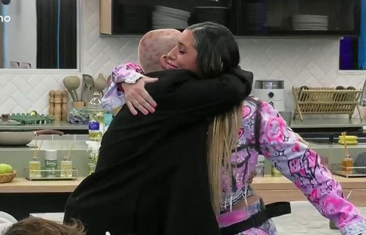 El abrazo de Furia y Cata.