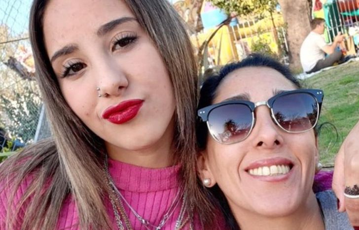 Lara Fernández junto a Laura, su mamá.