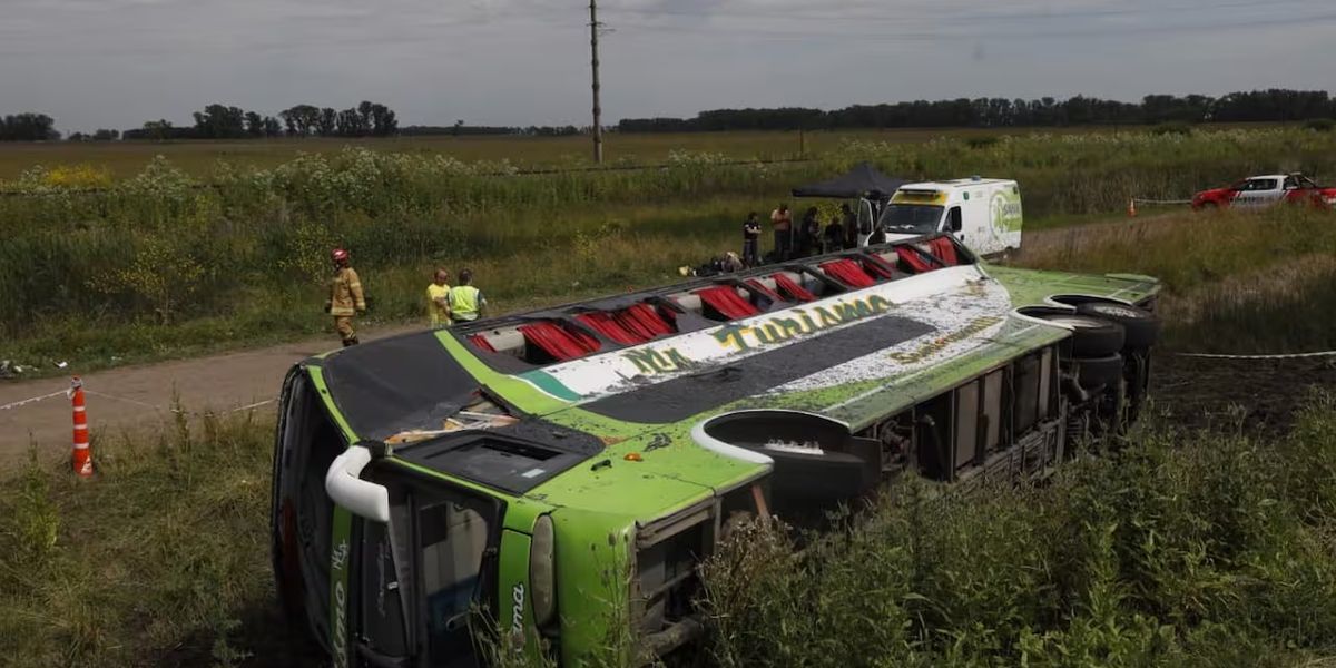 Así quedó el micro tras el accidente.