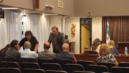 Diario La Unión | De pie, la mamá de Anahí y su abogado, Guillermo Bernard Krizan.