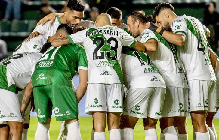 El Taladro se abraza y celebró tres puntos de oro.