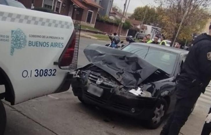 El auto quedó destruido tras el choque.