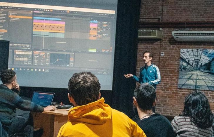 Van a aprender todo lo necesario para avanzar en sus primeras canciones.