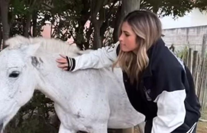 Julieta Poggio y un lindo caballito.