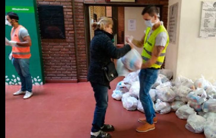 los feriantes recibieron el módulo alimentario.