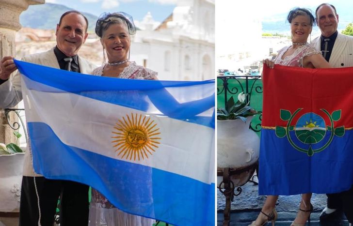 Daniel luce con orgullo la bandera nacional y la insignia del Municipio de Lomas en tierras guatemaltecas.