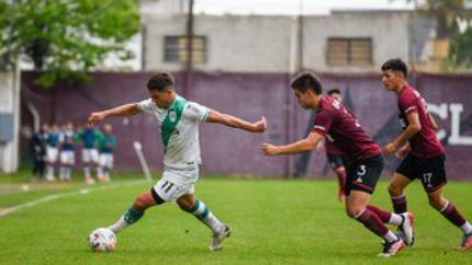 Echeverría domina la pelota frente a dos rivales.