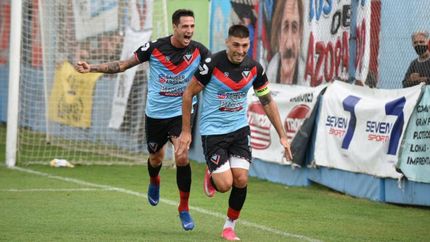 Mateo Acosta festeja el primer gol a Flandria.