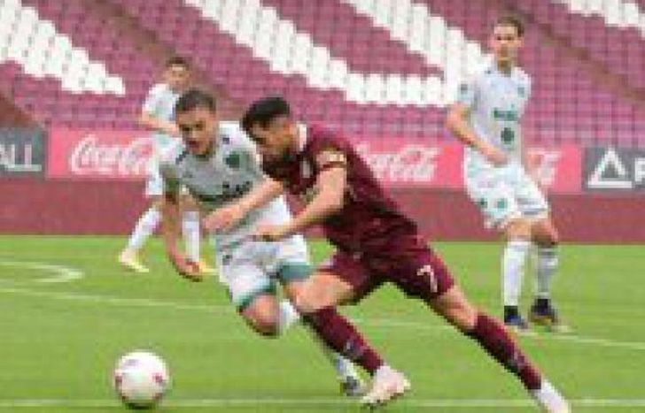 Lautaro Acosta intenta un desborde.