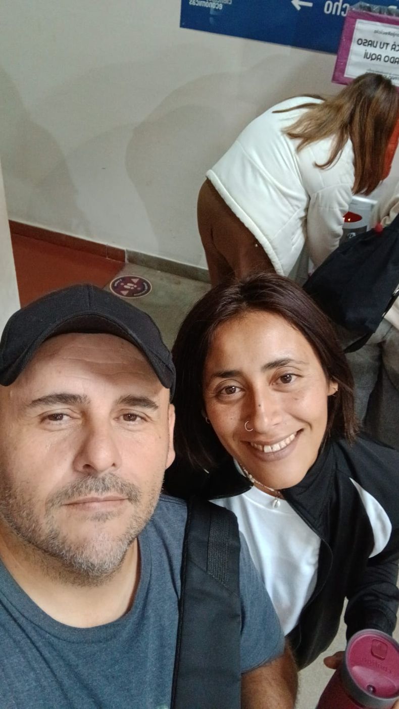 Luis, junto a una compañera de la Universidad de Lomas de Zamora. En meses culminará la cursada y se recibirá de contador.