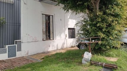 La casa donde vivió Josefa y el espacio verde donde existió una de las huertas que inspiró al nombre de la calle.