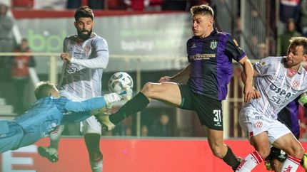 El arquero se anticipa a Calleros.