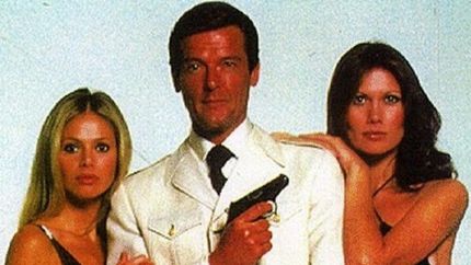 Roger Moore, comos James Bond.