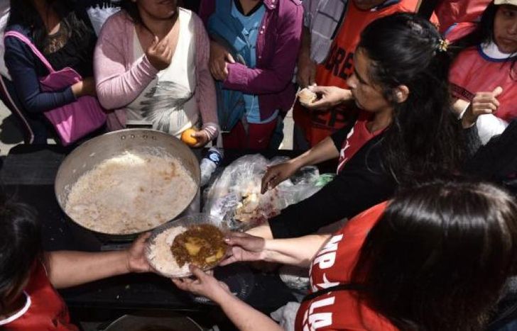 El nivel de pobreza subió del 44,7% observado en el tercer trimestre de 2023 al 49,5% en diciembre.