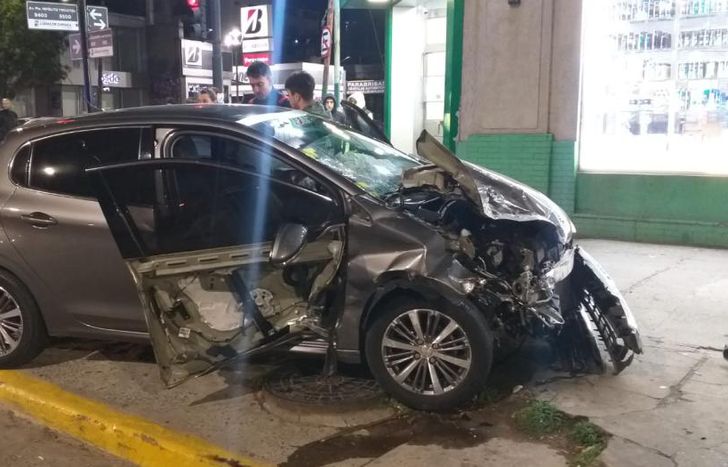 Uno de los autos terminó destrozado y subido a la vereda.