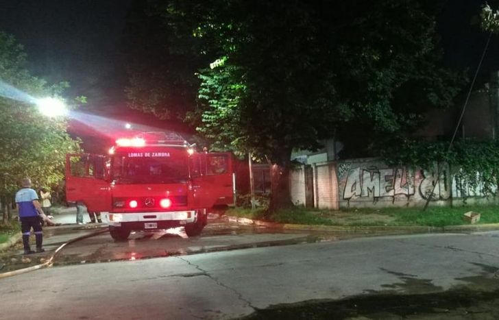Los Bomberos de Lomas trabajaron en el lugar.