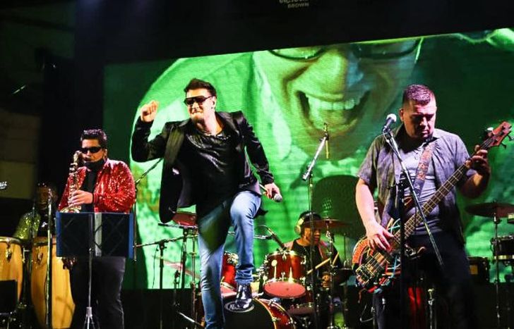La banda, en vivo.