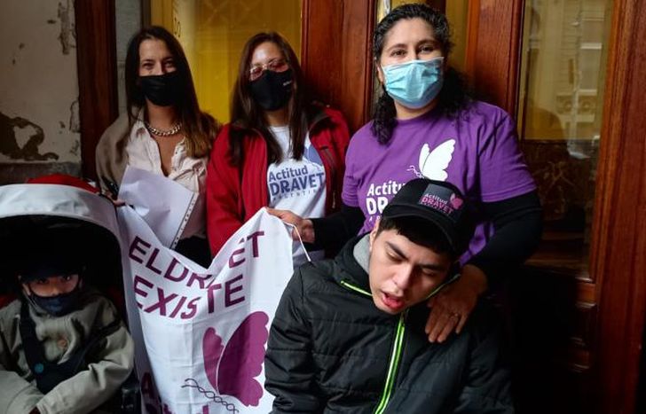Valeria junto a su hijo y a sus compañeras de la ONG Actitud Dravet.
