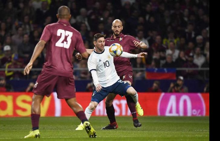 Messi, que volvió a la Selección, estuvo muy marcado y no pudo gravitar.