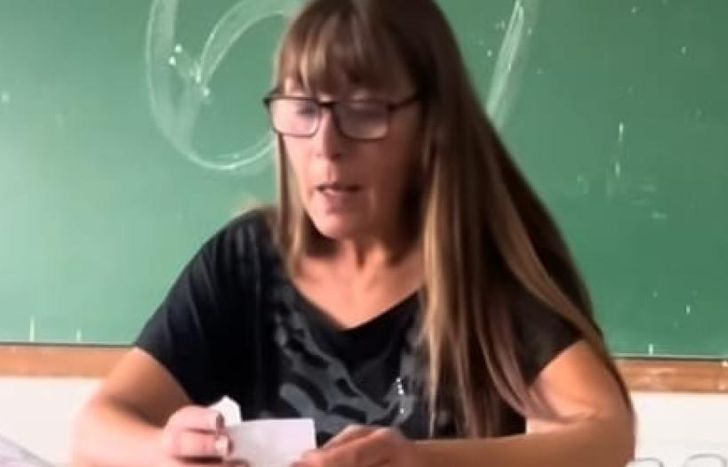 La preceptora no pudo seguir leyendo los mensaje de los alumnos porque le ganó la emoción.