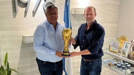 Martín Insaurralde, junto a Claudio Chiqui Tapia y la Copa del Mundo obtenida en Qatar.