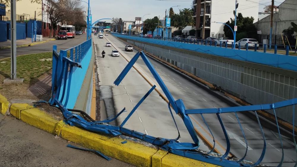 El camión chocó contra la reja del túnel y provocó importantes roturas.