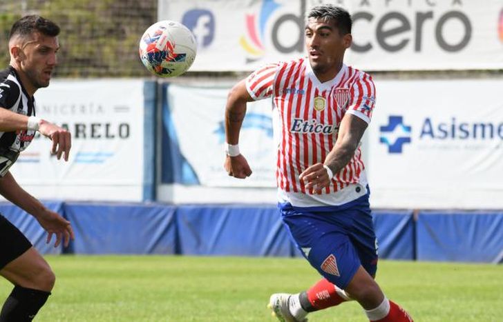 Morán no le saca la vista a la pelota.