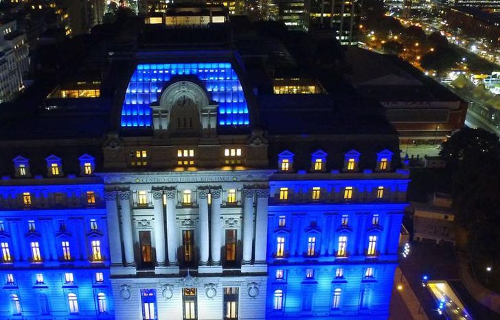 El Centro Cultural Kirchner está ubicado en Sarmiento 151, en el centro porteño.