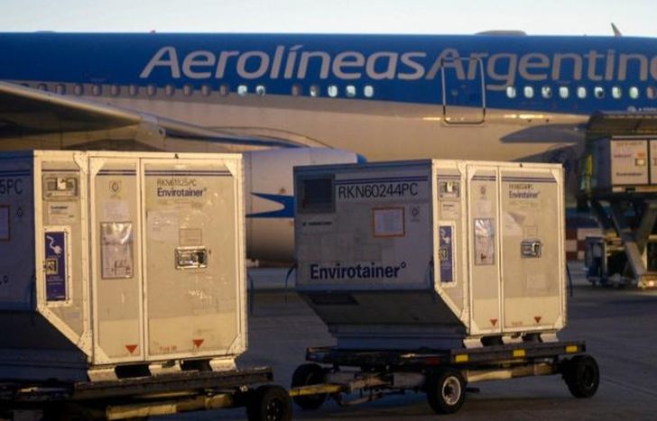 Las dosis van en aviones de Aerolíneas Argentinas.