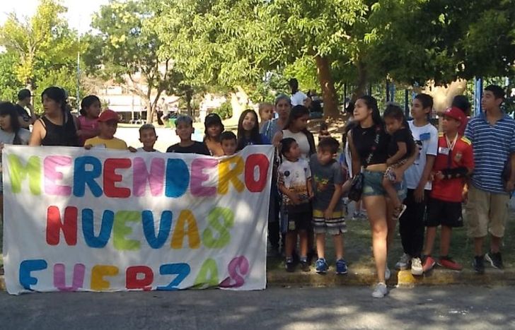 Cocinan cada sábado para los chicos del barrio.