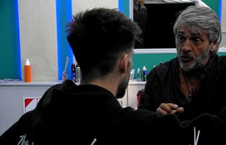 Charla de padre e hijo.