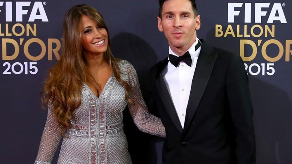 Lionel Messi, luciendo un smoking de Giorgio Armani.
