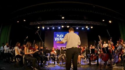La Orquesta Plato Volador festeja sus 10 años con un gran concierto.