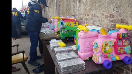 dos detenidos por traficar cocaina escondida en juguetes