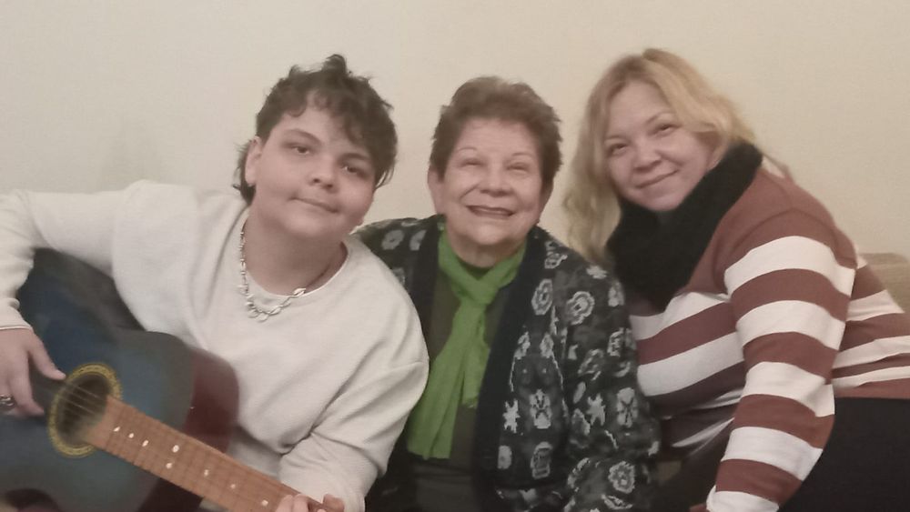 Rosa Antonia Galarza (medio) llegó a Lomas a los 11 años.