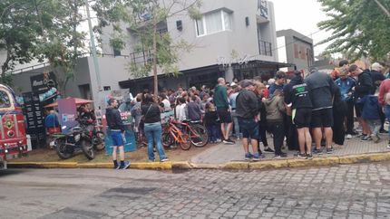 La esquina de Alvear y French fue el punto de encuentro de los recorridos y del intercambio de figuritas.