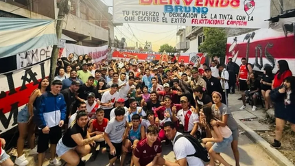 Gran recibimiento para Bruno Cabral en Lomas de Zamora.