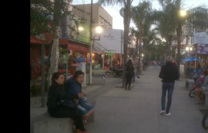 será en la peatonal de ezeiza.