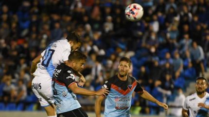 Cabezazo de Allione al travesaño en la primera del partido.