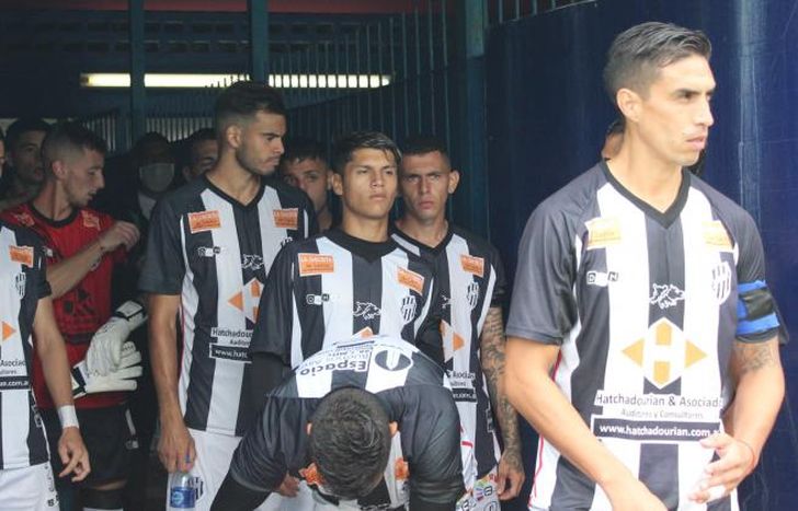 El Porve goleó y sigue invicto en condición de local.