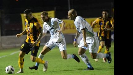Ruiz domina la pelota ante la marca de Di Lorenzo y Brum. Ruiz domina la pelota ante la marca de Di Lorenzo y Brum.