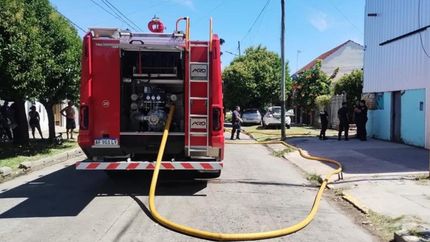 Doce bomberos voluntarios de Lomas trabajaron en el lugar del hecho.