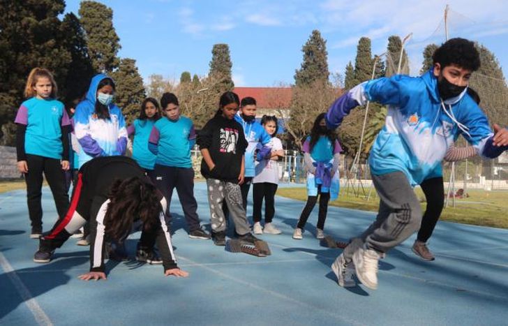 Los nenes hacen deporte y se divierten.