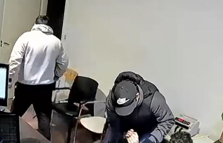 Una cámara de seguridad captó el momento del robo.