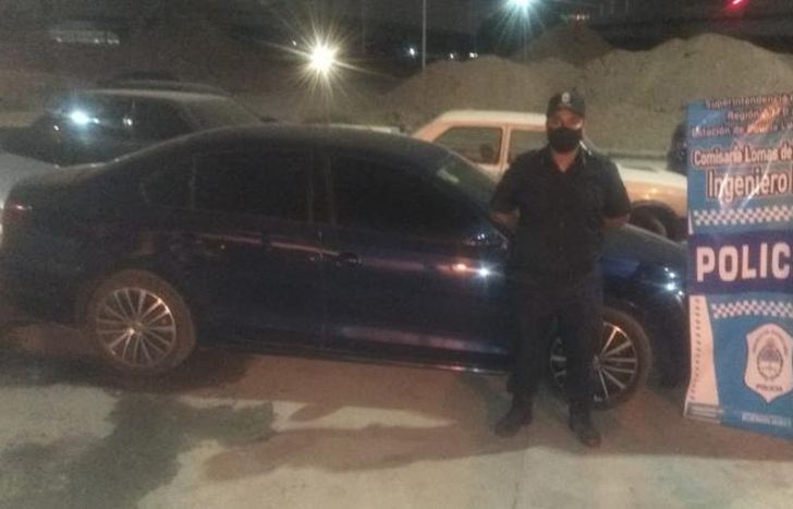 Efectivos lograron recuperar el auto robado.