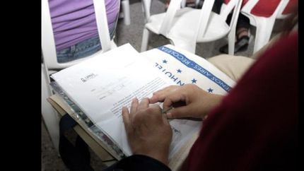 vecinos de lanus tramitan la escritura de su vivienda