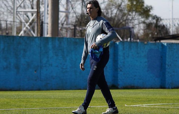 Forestello, encolumnado detrás de un objetivo.